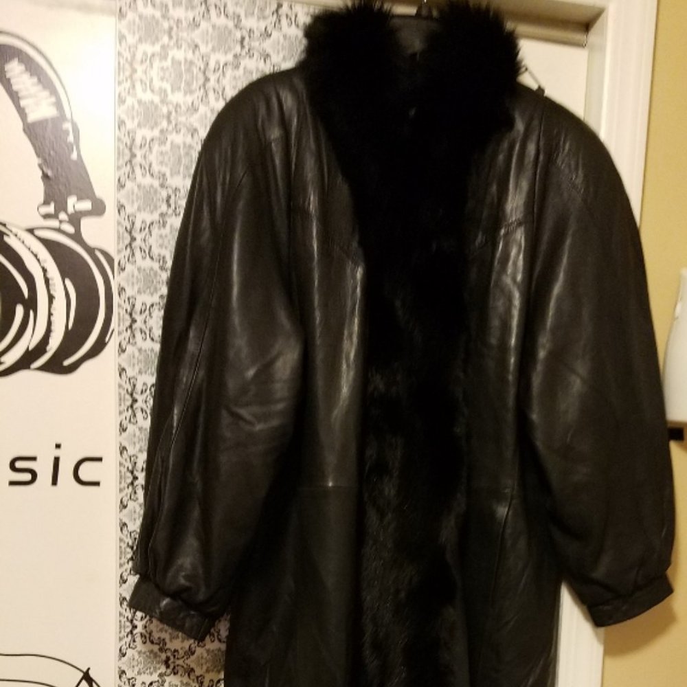 Beautiful/classy ladies leather coat/fox trim!
